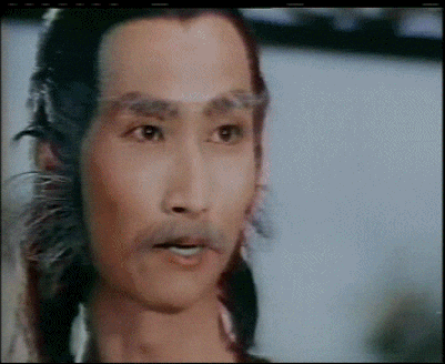 GIF de um filme de bruce lee editado em que, ao começar uma luta, os dois lutadores tiram a camisa para revelar grandes rádios boom box pendurados no pescoço.