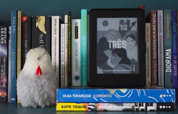 Imagem de um Kindle exibindo a capa do livro "Três" de Valerie Perrin, sobre os livros Correntes, de Olga Tokarczuk e Suite T