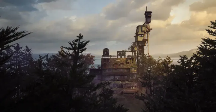 Imagem de uma casa peculiar, construída com puxadinhos entre árvores escuras e abaixo de um céu azul. Na parte central há uma